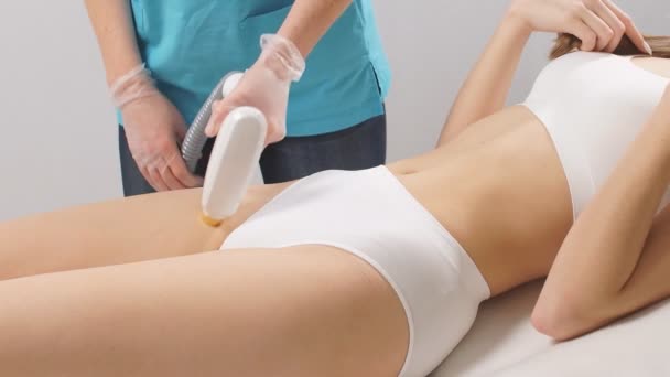 Vrouw krijgen laser epilatie behandeling in schoonheidskliniek Stockvideo