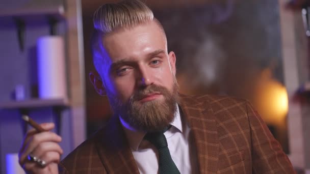 Элегантный бородатый бизнесмен в парикмахерской, брутальная концепция прически — стоковое видео