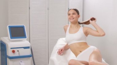 Güzellik salonunda lazer epilasyon ve kozmetolojiden sonra kadın.