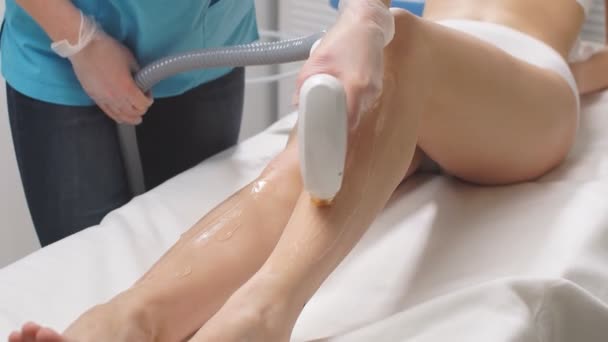 Λεπτή γυναίκα να πάρει τη διαδικασία αφαίρεσης τρίχας στα πόδια. — Αρχείο Βίντεο