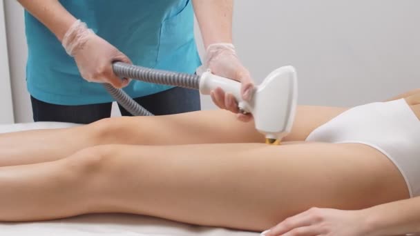 Mujer delgada obtener procedimiento de depilación en las piernas. — Vídeos de Stock