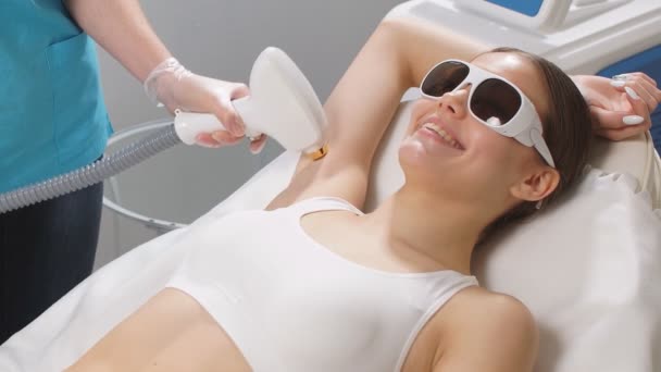 Il concetto di cura della pelle. Giovane donna ottenere procedura di epilazione laser. — Video Stock