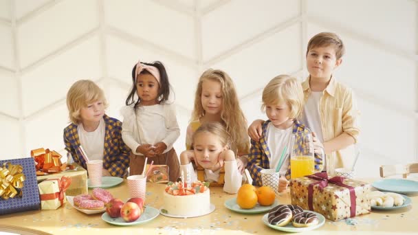 Happy diverse joyful kids in birthday caps celebrate birthday — Stock Footage Happy diverse joyful kids in birthday caps celebrate birthday Stock Video