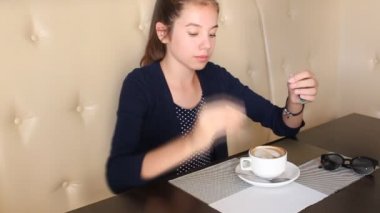kahve içme ve telefonda konuşurken kız