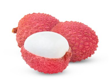 İki taze pembe lychees ve soyulmuş yarım lychee kesme yolu ile izole edilmiş. Yüksek kalite fotoğraf