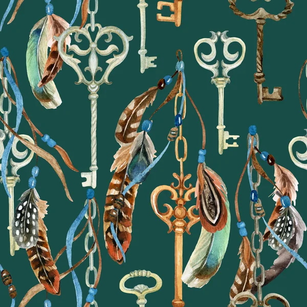 Винтажный ключ с перьями и лентами в стиле бохо — стоковое фото