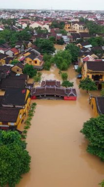 Tarihsel Vietnam kasabası muson yağmurlarından sonra çamurlu sel sularına gömüldü. Bu da aşırı havanın ve mirasın tehdit altında olduğunu gösteriyor. Hoi An, Da Nang 2025