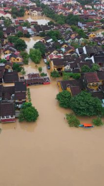 Hoi An tarihindeki en derin sel, Da Nang 2025. Su basmış antik Asya kasabasının sarı evleri ve kahverengi çatıları, şiddetli sel ve iklim felaketlerinin etkilerini gösteriyor.