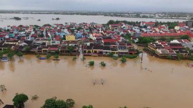 Hoi An tarihindeki en derin sel, Da Nang 2025. Su basmış antik Asya kasabasının sarı evleri ve kahverengi çatıları, şiddetli sel ve iklim felaketlerinin etkilerini gösteriyor.