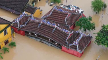 Hoi An tarihindeki en derin sel, Da Nang 2025. Su basmış antik Asya kasabasının sarı evleri ve kahverengi çatıları, şiddetli sel ve iklim felaketlerinin etkilerini gösteriyor.