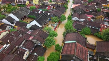 Hoi An tarihindeki en derin sel, Da Nang 2025. Su basmış antik Asya kasabasının sarı evleri ve kahverengi çatıları, şiddetli sel ve iklim felaketlerinin etkilerini gösteriyor.