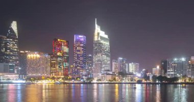 Ho Chi Minh şehrinin ya da Sai Gon 'un günbatımına doğru hızla yükselen manzara. Kraliyet mensubu yüksek kaliteli stok görüntüleri Ho Chi Minh City 'nin günbatımından geceye kadar zaman aşımına uğruyor. Zaman aşımı veya hızlandırılmış zaman aşımı hızlı bir videodur