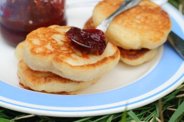 Kahvaltı için bir tabak içinde reçelli krep hizmet