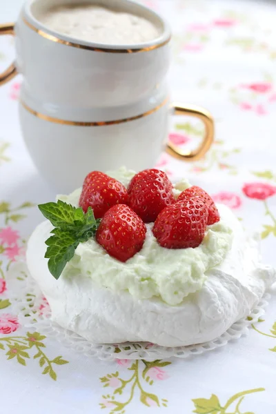 Kue Pavlova dengan stroberi dengan secangkir cappuccino di serbet berwarna-warni — Stok Foto