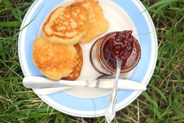 Подавать блины с джемом в тарелке на завтрак — стоковое фото