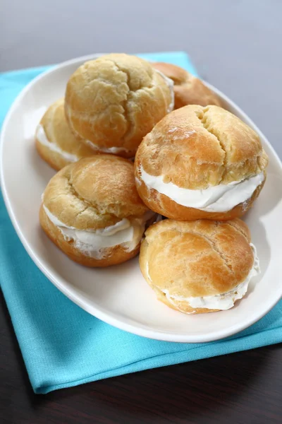 Profiteroles com molho de caramelo creme — Fotografia de Stock