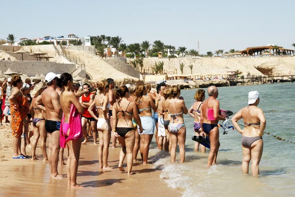 Beaucoup de gens sur une plage regardent sur une mer Egypte, Hurghada, automne 2013 — Photo