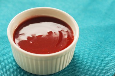 Mavi bir arka plan üzerinde beyaz kırmızı sos