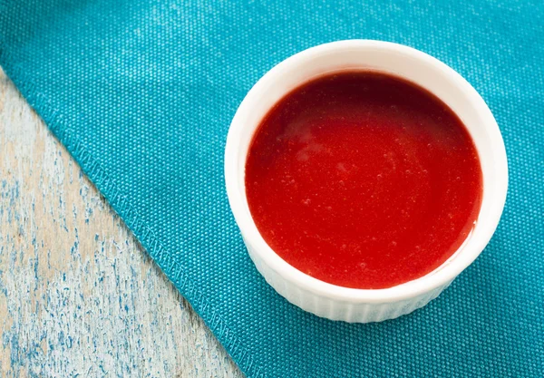 Красный соус в белом на синем фоне — стоковое фото