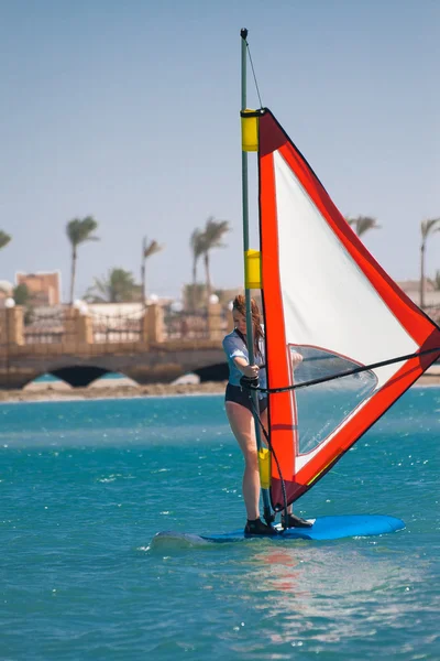 Girl riding on a blackboard for windsurfing in Egypt, Hurghada — Stock Photo, Image