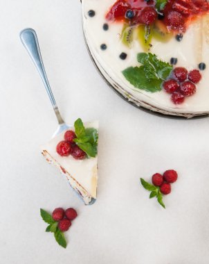 Meyve ve çilek beyaz zemin üzerine jöle ile pasta