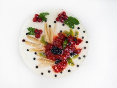 Meyve ve çilek beyaz zemin üzerine jöle ile pasta