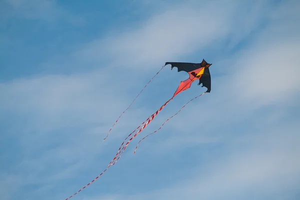 Cerf-volant volant contre un ciel bleu — Photo