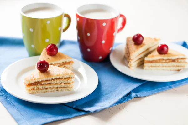 Sünger kek kiraz bir tabak ve bardak kahve ile