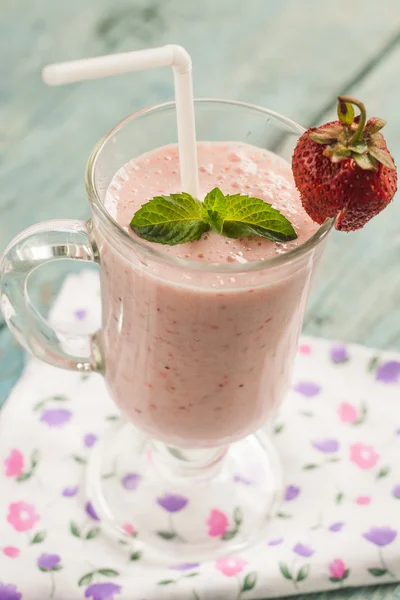 Un verre de lait aux fraises secoué aux fraises fraîches et min — Photo