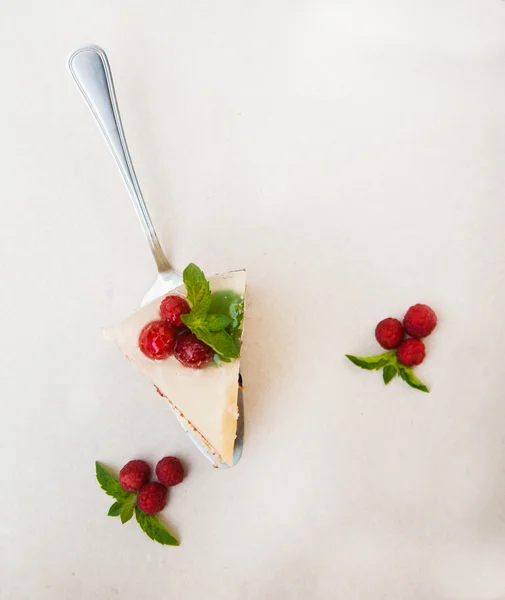 Pastel con frutas y bayas en gelatina sobre fondo blanco — Foto de Stock