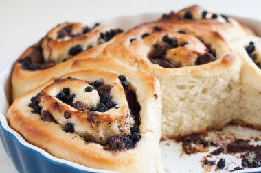 çikolata ve yaban mersini ile rulo tarçın topuz