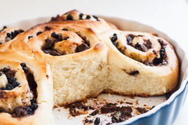 çikolata ve yaban mersini ile rulo tarçın topuz