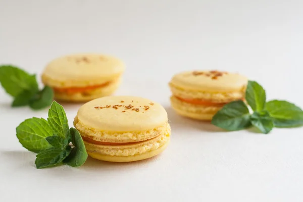 Kuchen gelbe Blume und Minze Macaron — Stockfoto