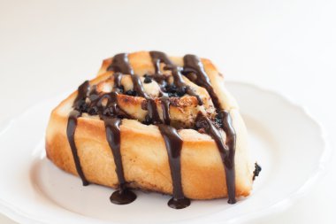 çikolata ve yaban mersini ile rulo tarçın topuz