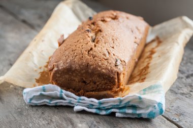 tatlı kek üzümlü ve toz ile dilimlenmiş