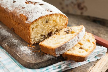 tatlı kek üzümlü ve toz ile dilimlenmiş