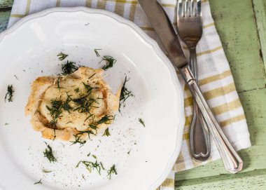 ekmek pudding bağlamında bir sıvı yumurta ile bir porsiyon