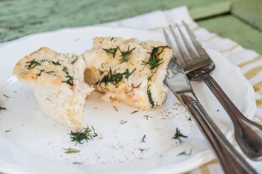ekmek pudding bağlamında bir sıvı yumurta ile bir porsiyon