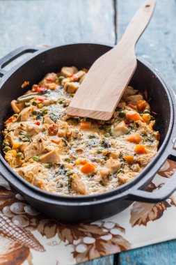 bir dökme demir tavada pişmiş sebze güveç