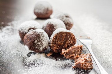 Kek Mantar patates ile pudra şekeri serpilir