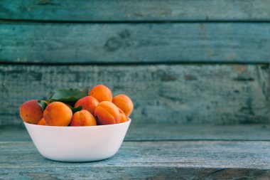 Kayısı ahşap zemin ile kase