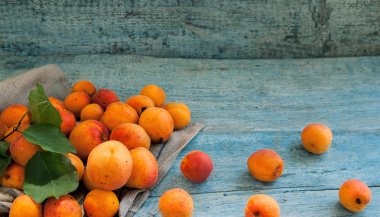 ahşap zemin üzerinde taze kayısı