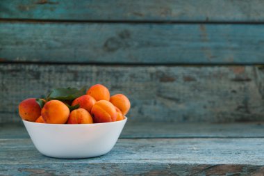 Kayısı ahşap zemin ile kase