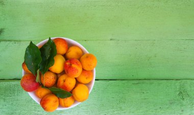 Kayısı ahşap zemin ile kase