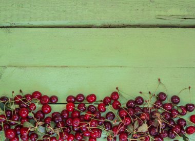 Parlak ahşap arka plan üzerinde sulu taze kiraz