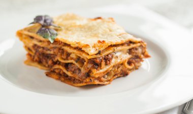 Lazanya bolognese beyaz tabakta bölümünü