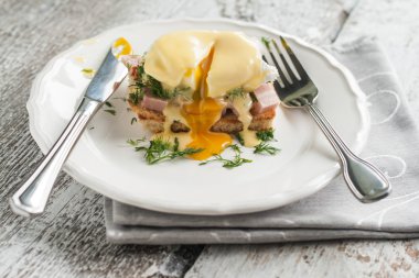 Yumurta Benedict bir hollandaise sos bağlamında