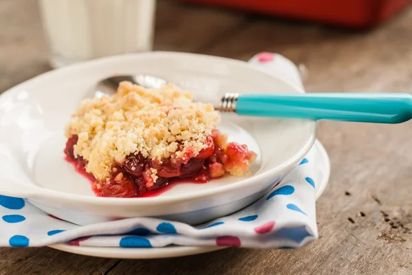 Cherry crumble with fresh cherries — Stock Photo, Image