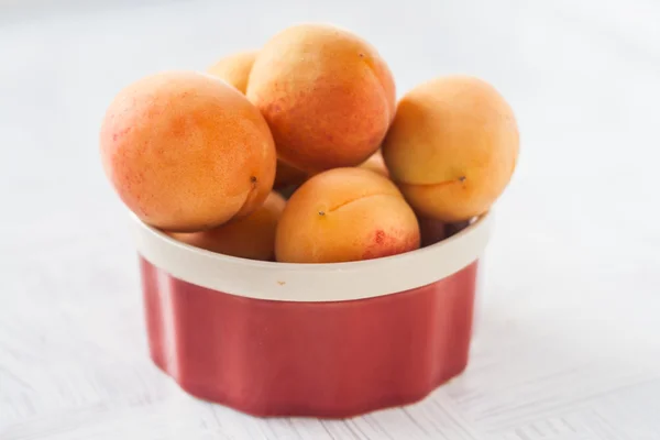 Fresh apricots in a plate on the table — Stock Photo, Image