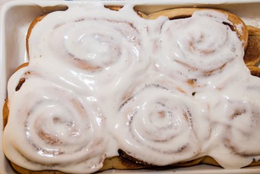 Çörekler, buzlanma ile ızgara üzerinde rulo